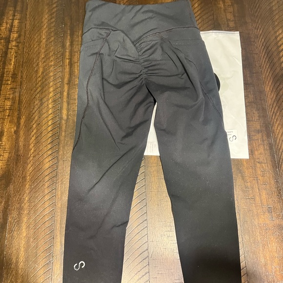 Curves and Combatboots Black Booty Scrunch leggings - Picture 4 of 5